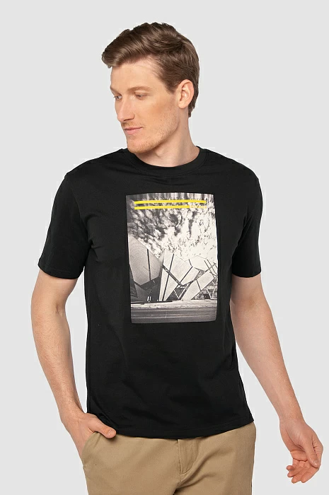 Черная футболка